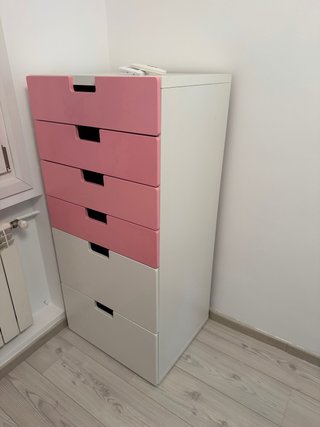 Armario blanco con cajonera rosa y banco