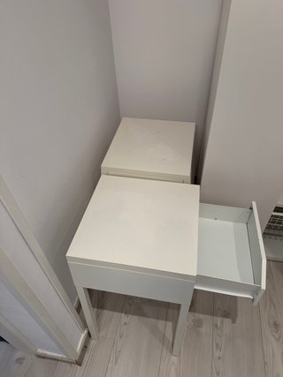 Armario blanco con cajonera rosa y banco