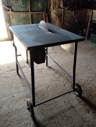 Mesa de corte azul con sierra