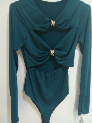 Body verde escotado con detalle dorado