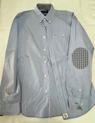 Camisa de vestir azul con coderas