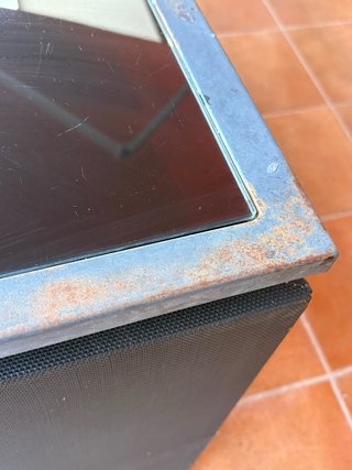 Mesa exterior con 4 sillas.