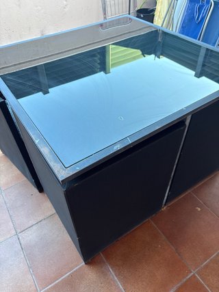 Mesa exterior con 4 sillas.