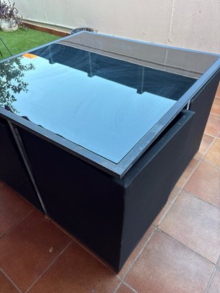 Mesa exterior con 4 sillas.