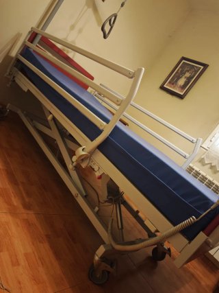 Cama ortopédica Invacare + colchón antiescaras