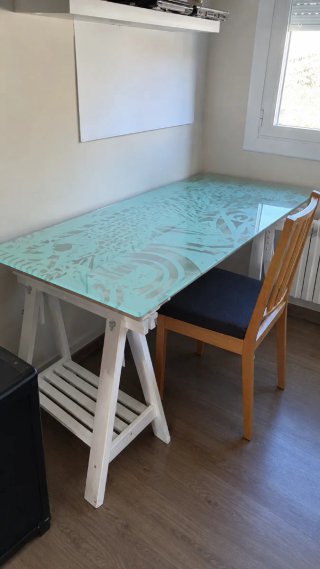 Escritorio IKEA Lagkapten con tablero de cristal