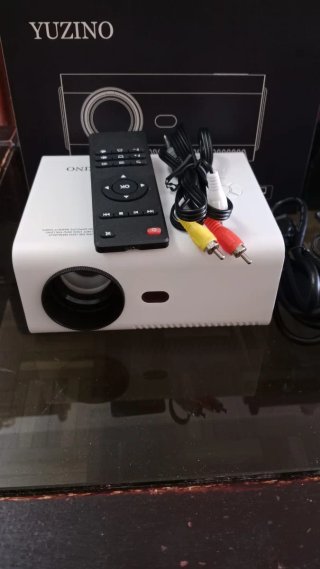 Proyector Yuzino con trípode y cable HDMI
