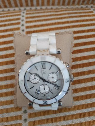 Reloj Guess Blanco y Plateado