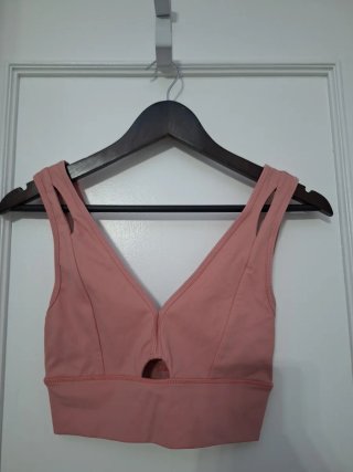 Top deportivo rosa con corte