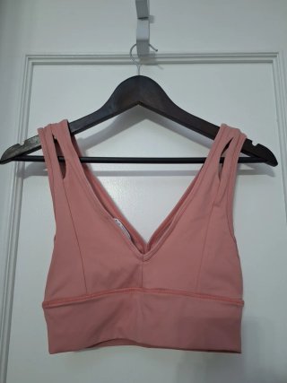 Top deportivo rosa con corte