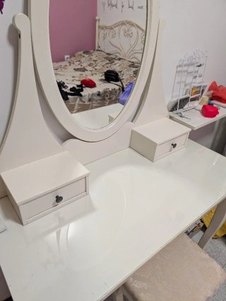 Tocador blanco con espejo y taburete