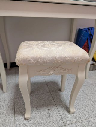 Tocador blanco con espejo y taburete