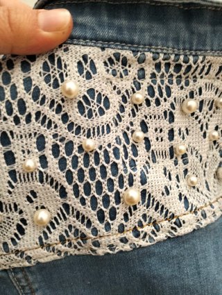 Gilet in jeans con pizzo e perle