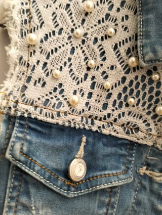 Gilet in jeans con pizzo e perle