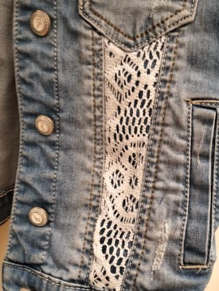 Gilet in jeans con pizzo e perle