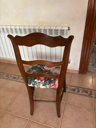Silla de madera antigua con tapizado floral