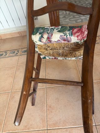 Silla de madera antigua con tapizado floral