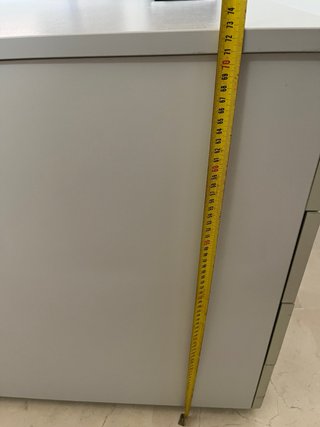 Escritorio blanco con cajonera