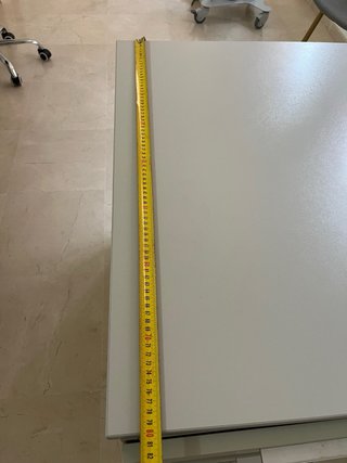 Escritorio blanco con cajonera