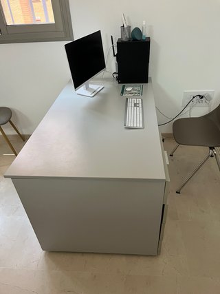 Escritorio blanco con cajonera