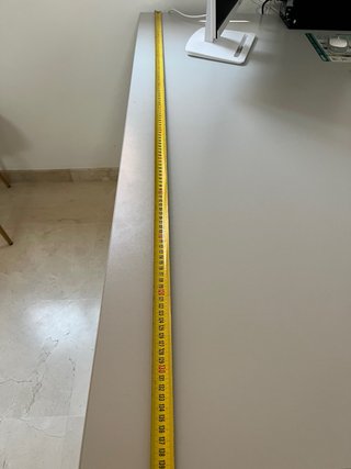 Escritorio blanco con cajonera