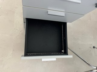 Escritorio blanco con cajonera