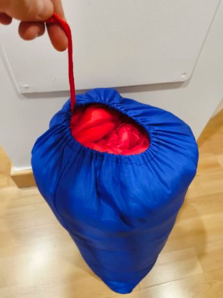 Saco de dormir rojo tipo tipo "tubo"