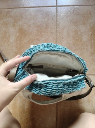 Bolso rafia azul mano y bandolera.