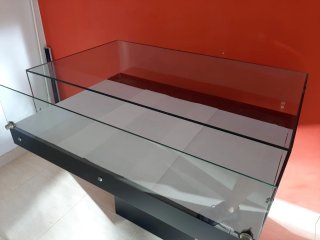 Vitrina expositora de cristal y metal
