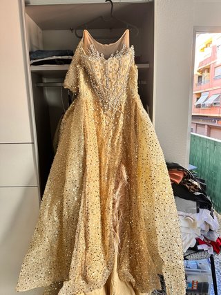 Elegante vestido dorado de fiesta
