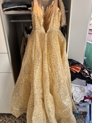 Elegante vestido dorado de fiesta