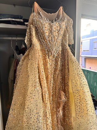 Elegante vestido dorado de fiesta