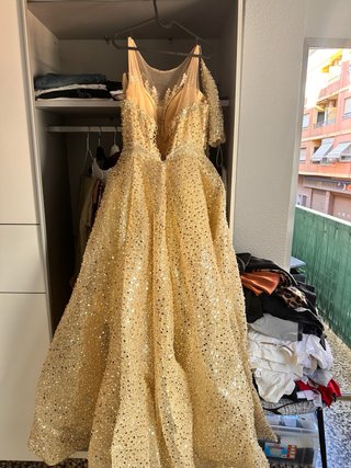 Elegante vestido dorado de fiesta