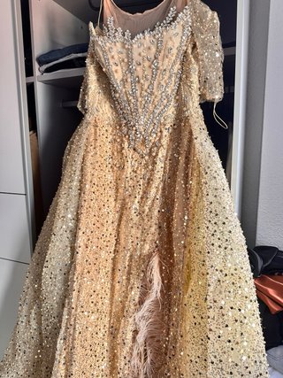 Elegante vestido dorado de fiesta