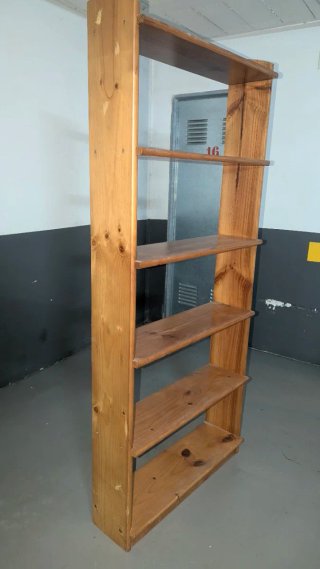 Estantería de madera