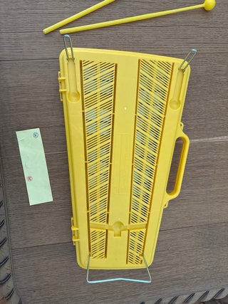 Xilófono o carrillón escolar amarillo con baquetas