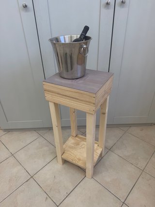 Sgabello porta bottiglie in legno