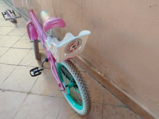 Bicicleta infantil rosa con cesta