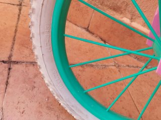 Bicicleta infantil rosa con cesta