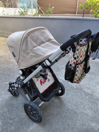 Cochecito bebé con bolso y sombrilla