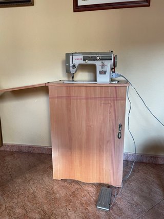 Máquina de coser Singer beige y gris