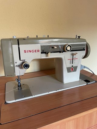Máquina de coser Singer beige y gris
