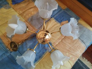 Lámpara de techo dorada y blanca