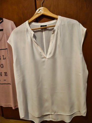 Camisa blanca y jersey rosa