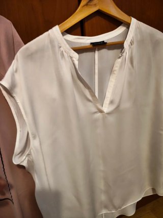 Camisa blanca y jersey rosa