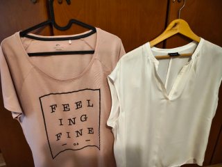 Camisa blanca y jersey rosa