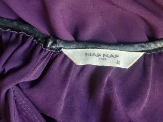 Blusa Naf Naf sin mangas, capa en la espalda. L.