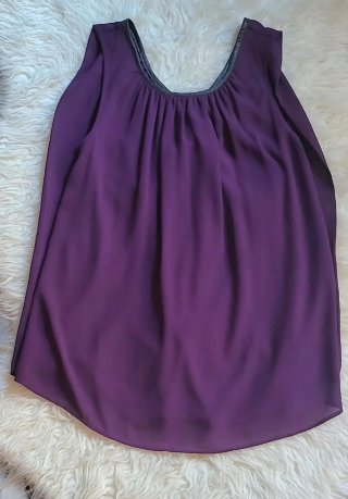 Blusa Naf Naf sin mangas, capa en la espalda. L.