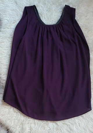 Blusa Naf Naf sin mangas, capa en la espalda. L.