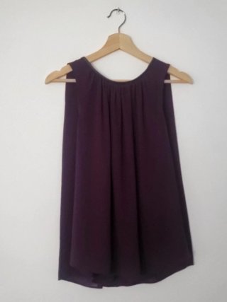 Blusa Naf Naf sin mangas, capa en la espalda. L.